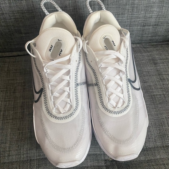 White Nike shoes - Picture 4 of 12